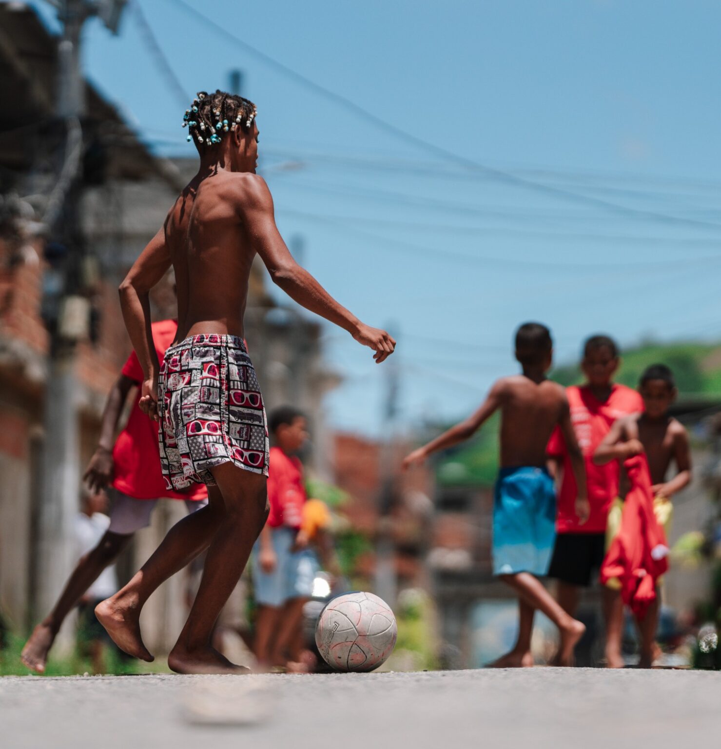 Crianças jogando futebol